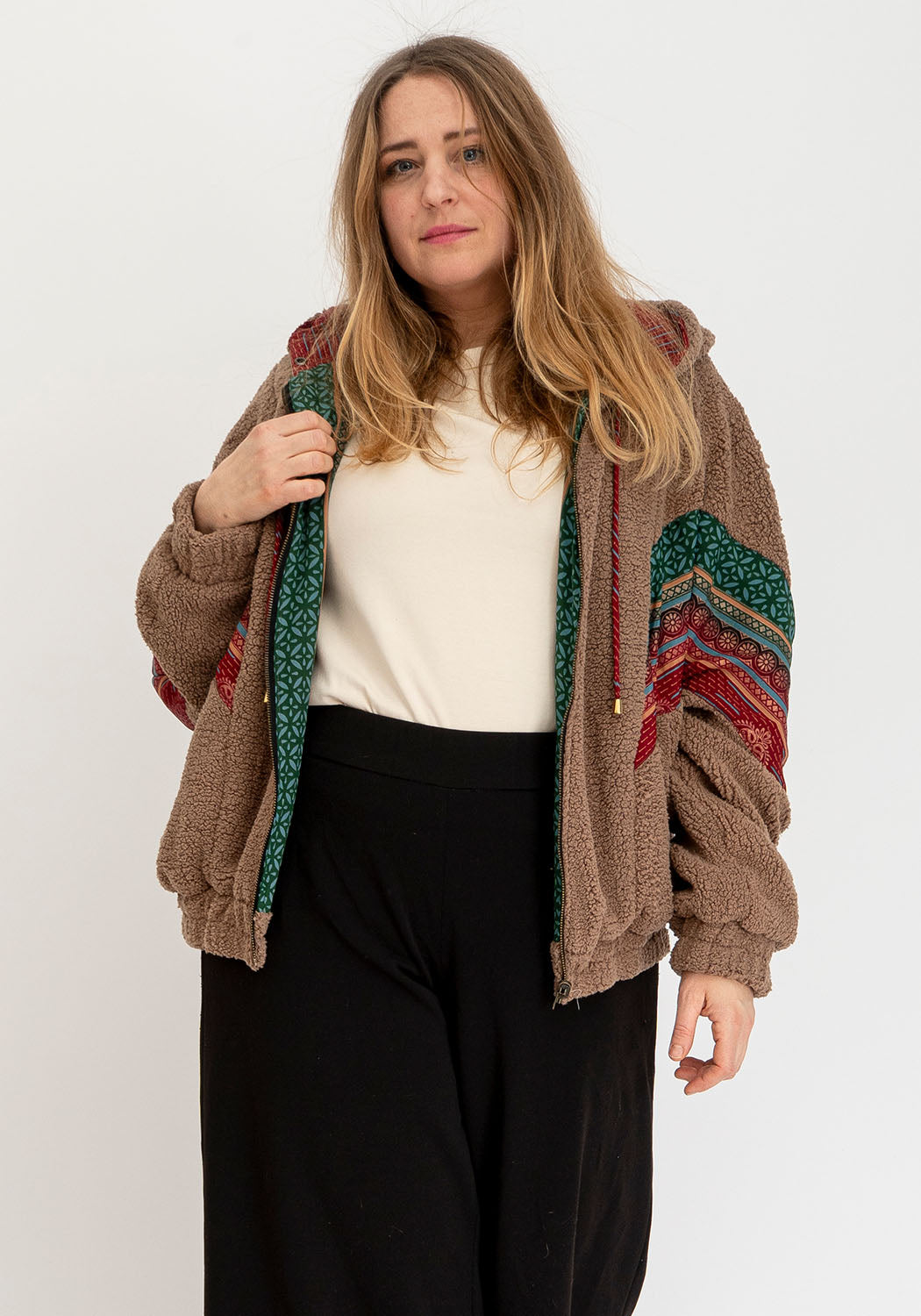 Oversize Camel Teddyjacke – Wendbares Sari Design