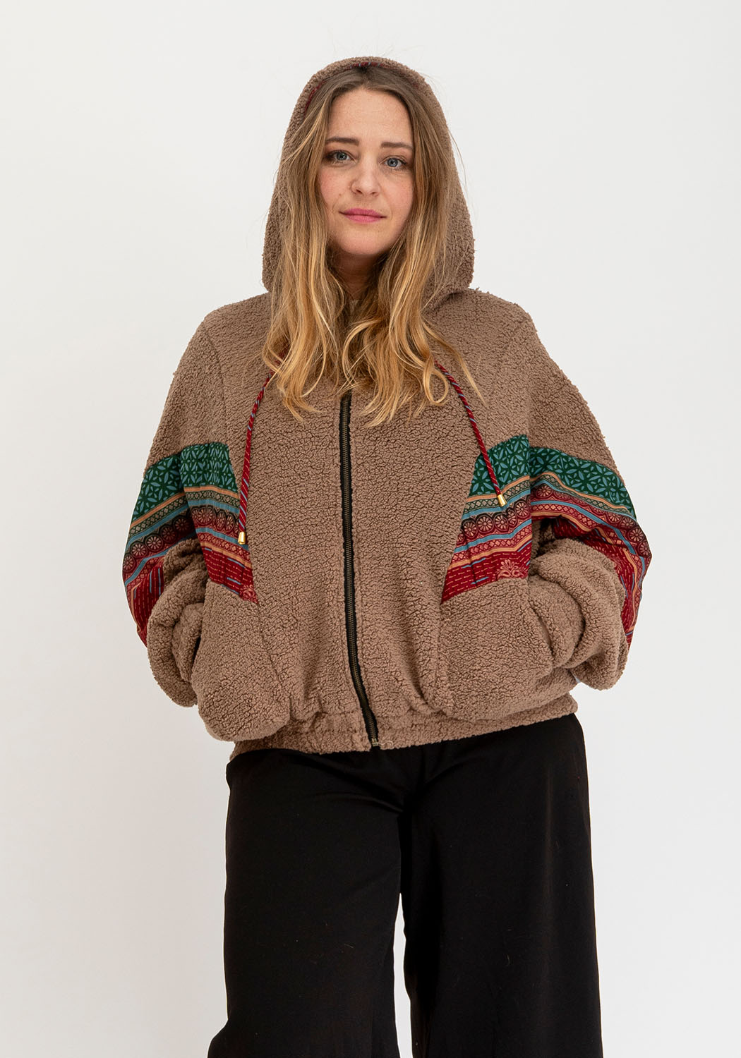 Oversize Camel Teddyjacke – Wendbares Sari Design