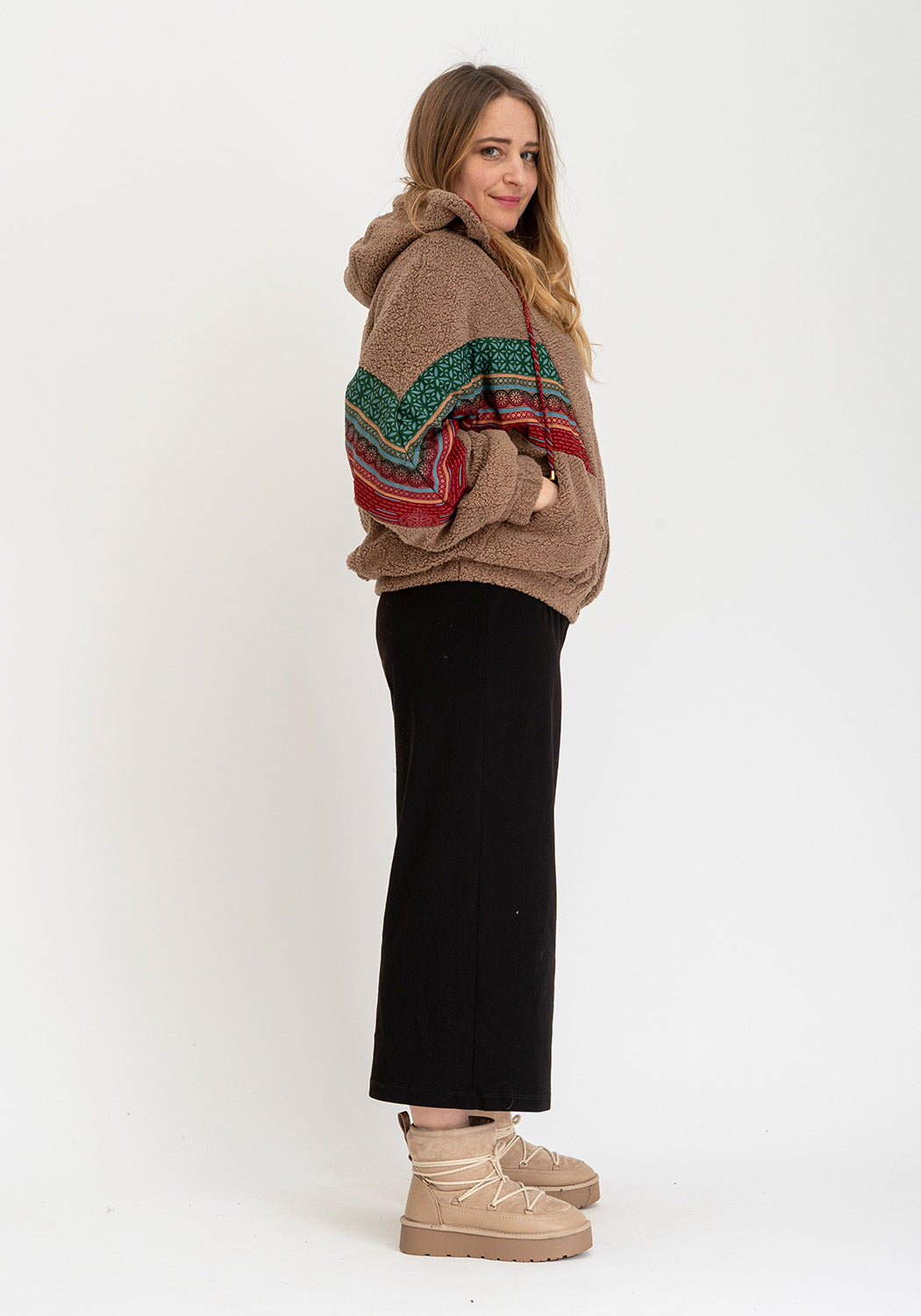 Oversize Camel Teddyjacke – Wendbares Sari Design