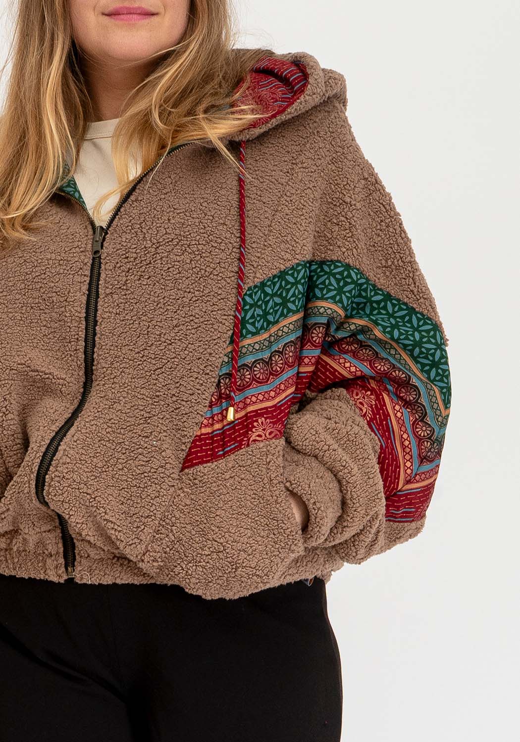 Oversize Camel Teddyjacke – Wendbares Sari Design