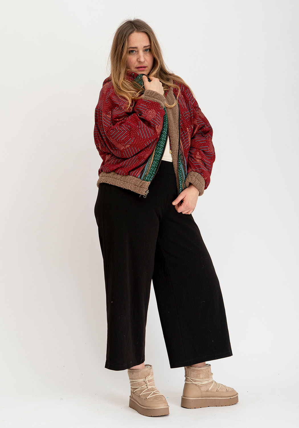 Oversize Camel Teddyjacke – Wendbares Sari Design