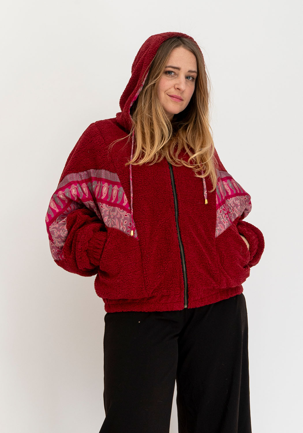 Dunkelrote Wende-Teddyjacke mit Sari-Elementen