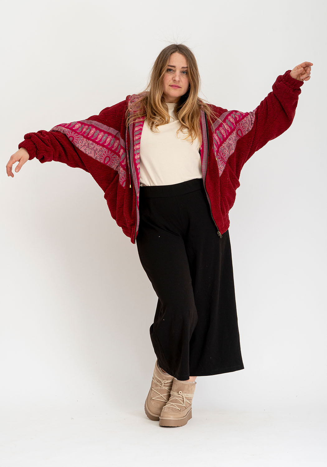 Dunkelrote Wende-Teddyjacke mit Sari-Elementen