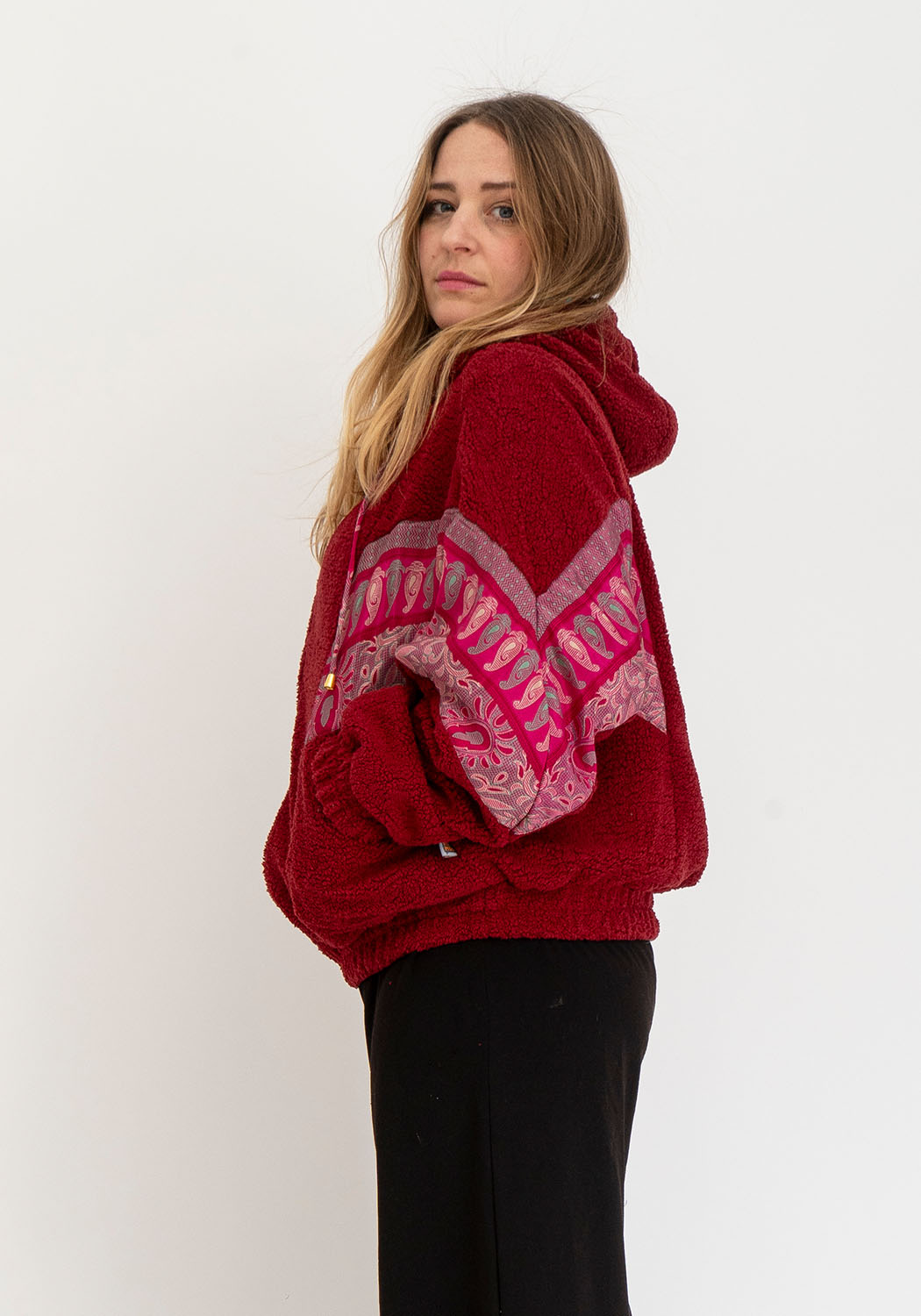 Dunkelrote Wende-Teddyjacke mit Sari-Elementen