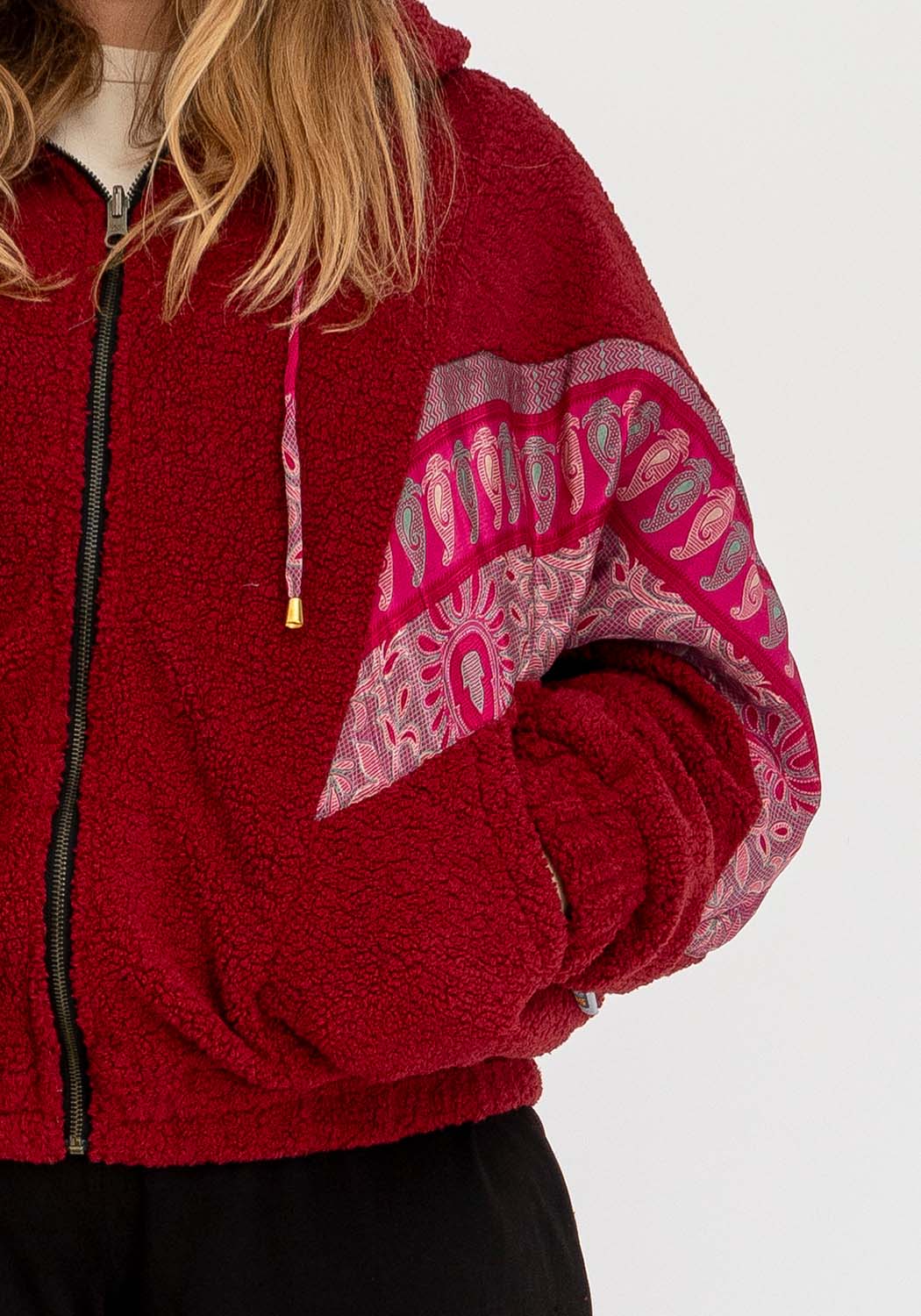 Dunkelrote Wende-Teddyjacke mit Sari-Elementen