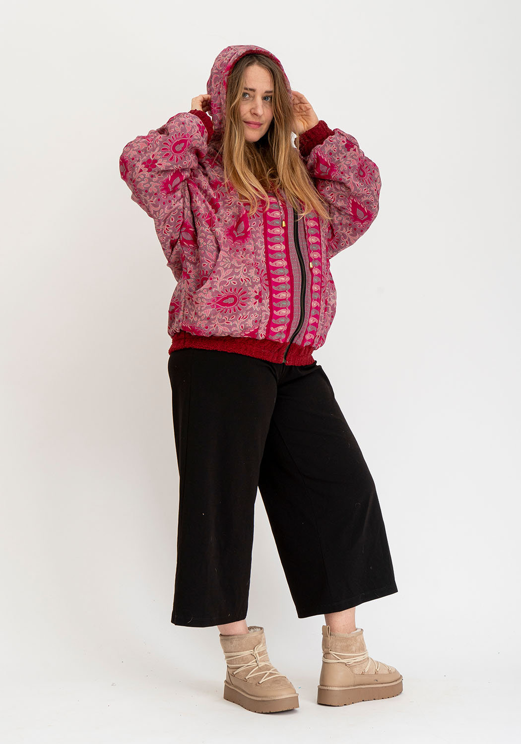 Dunkelrote Wende-Teddyjacke mit Sari-Elementen