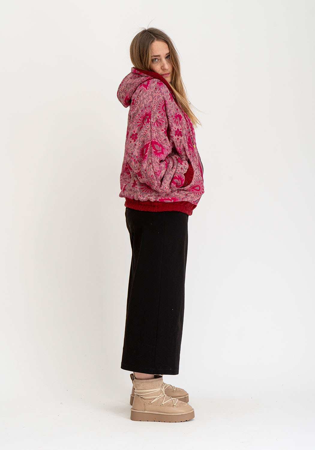 Dunkelrote Wende-Teddyjacke mit Sari-Elementen