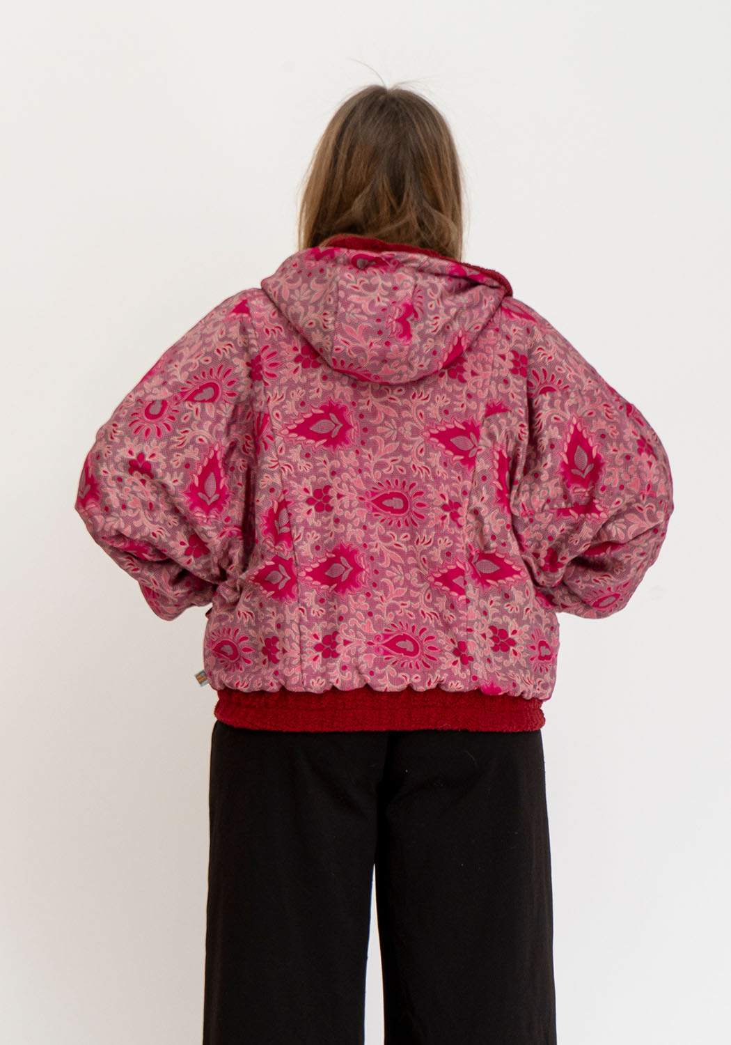 Dunkelrote Wende-Teddyjacke mit Sari-Elementen