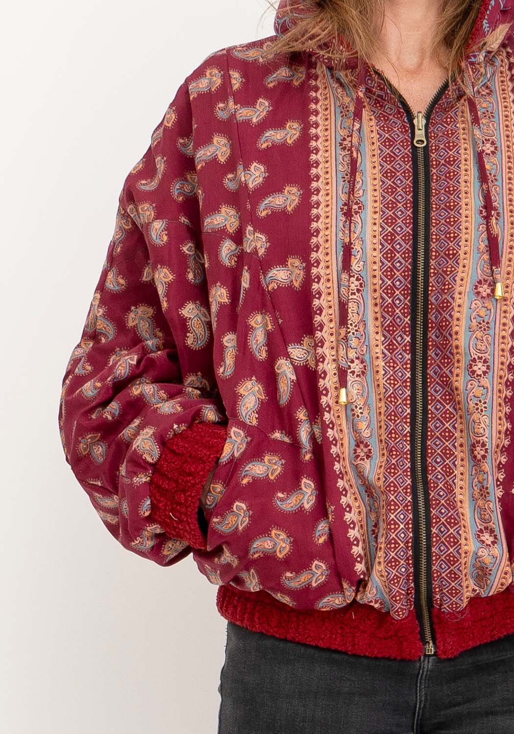 Wendbare dunkelrote Teddyjacke mit Kapuze
