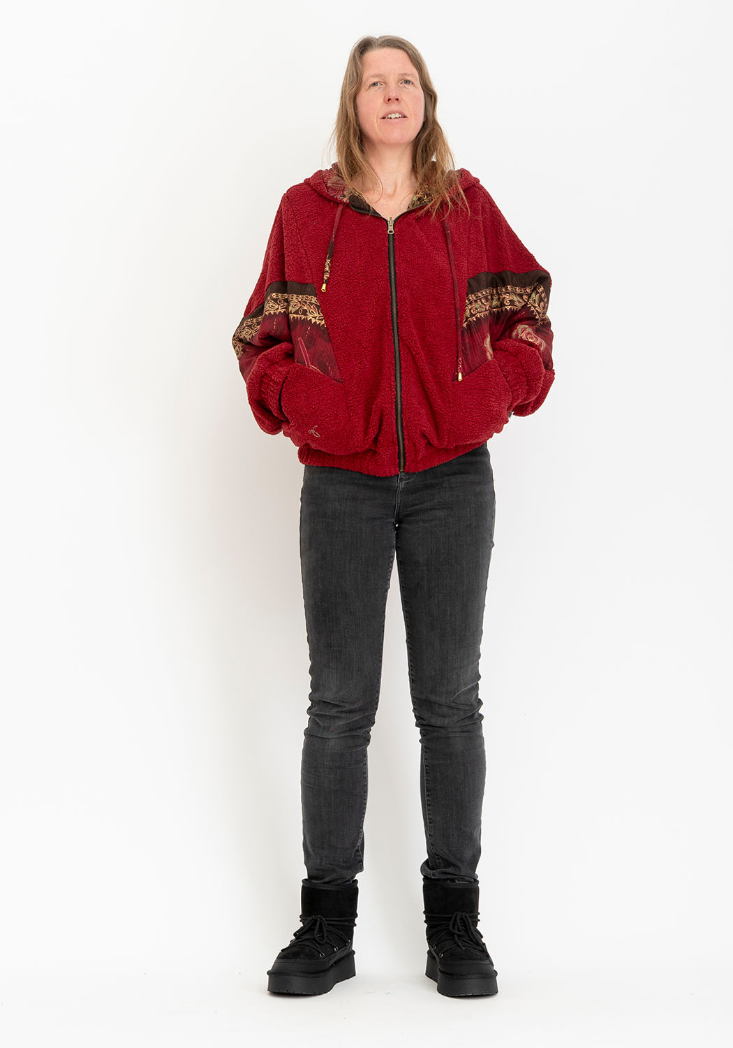 Dunkelrote Teddyjacke wendbar mit Oversize-Passform