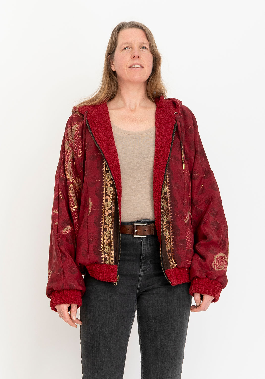 Dunkelrote Teddyjacke wendbar mit Oversize-Passform