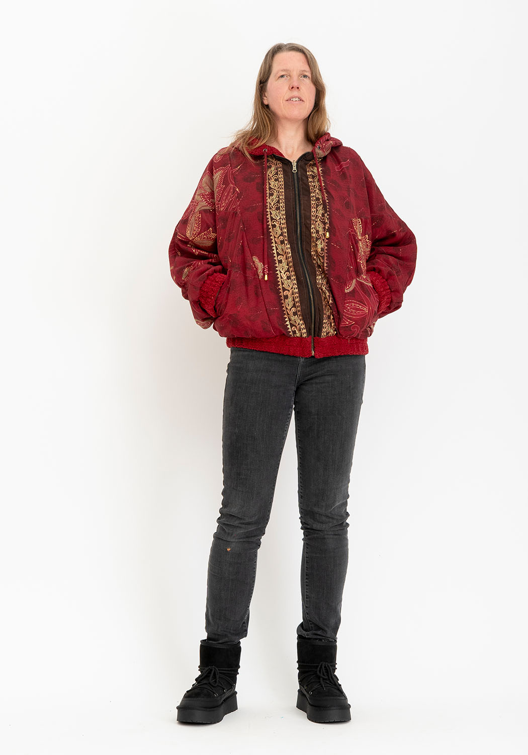 Dunkelrote Teddyjacke wendbar mit Oversize-Passform