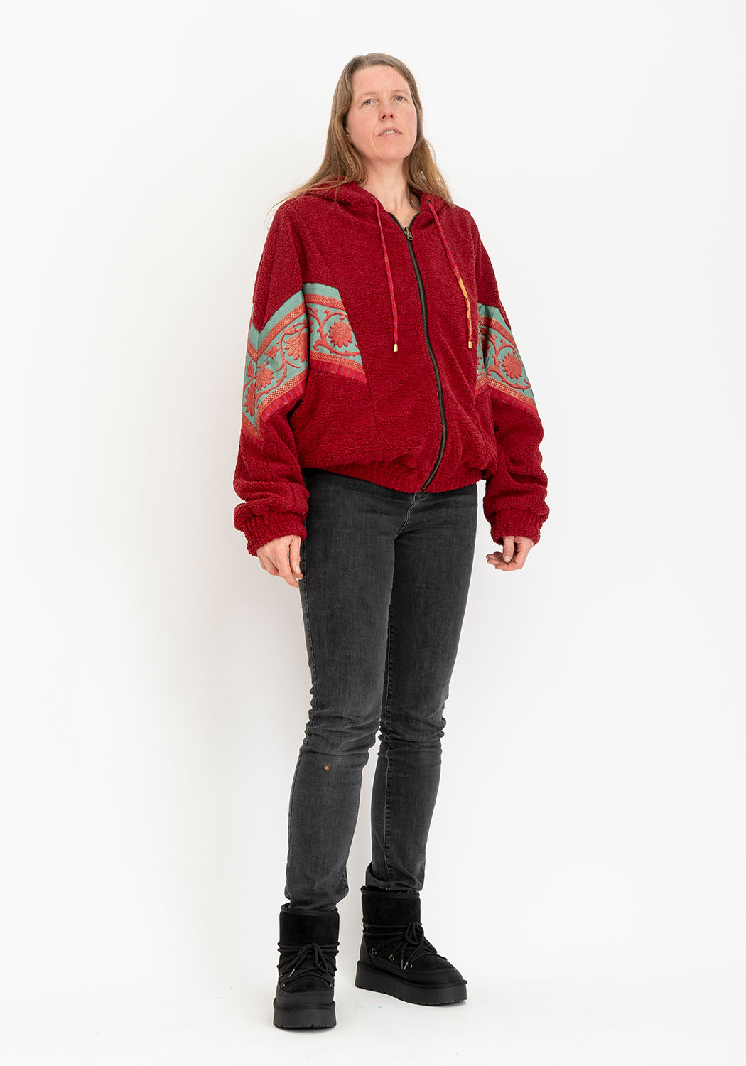 Dunkelrote Teddy-Wendejacke mit Sari-Details