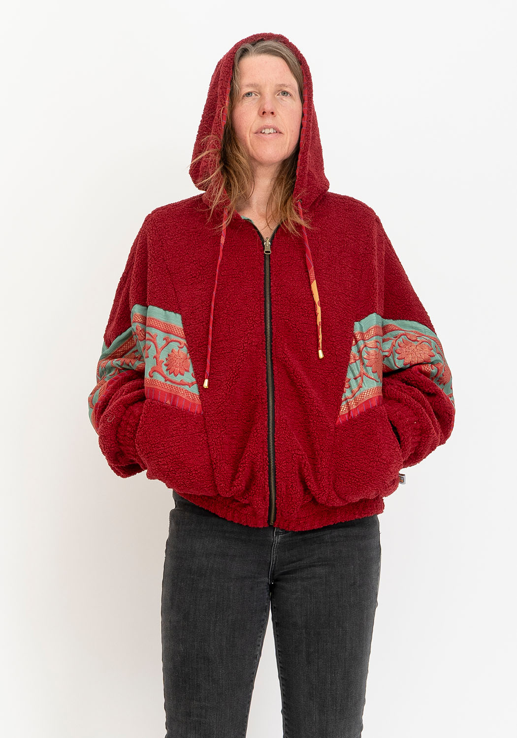 Dunkelrote Teddy-Wendejacke mit Sari-Details