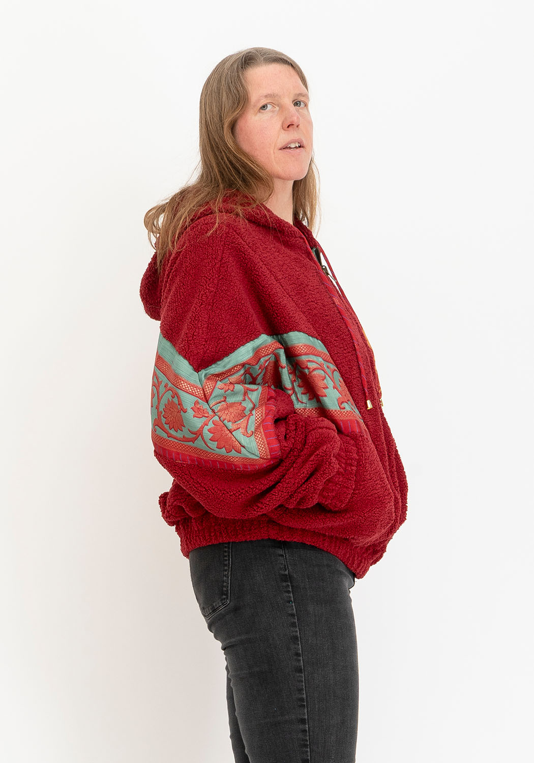 Dunkelrote Teddy-Wendejacke mit Sari-Details