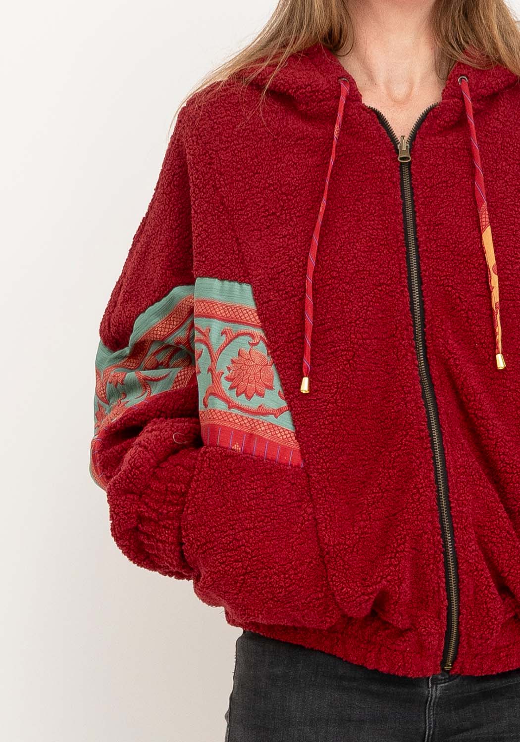 Dunkelrote Teddy-Wendejacke mit Sari-Details