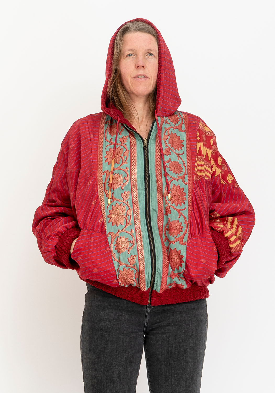 Dunkelrote Teddy-Wendejacke mit Sari-Details