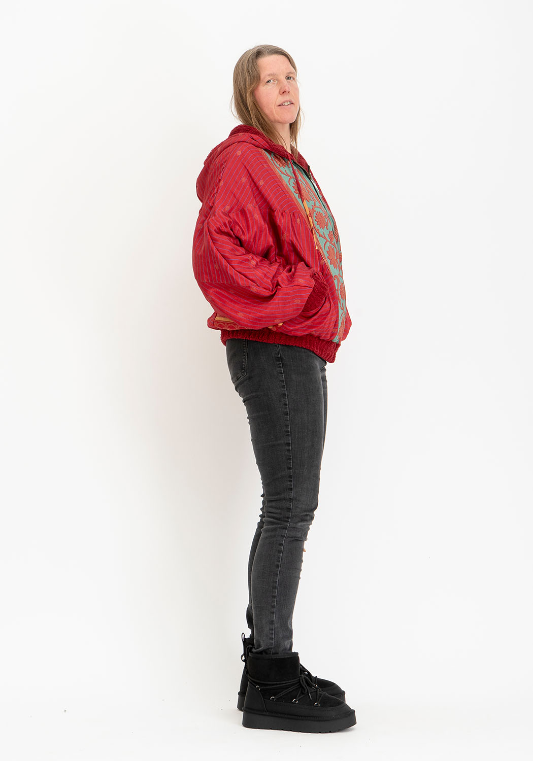 Dunkelrote Teddy-Wendejacke mit Sari-Details