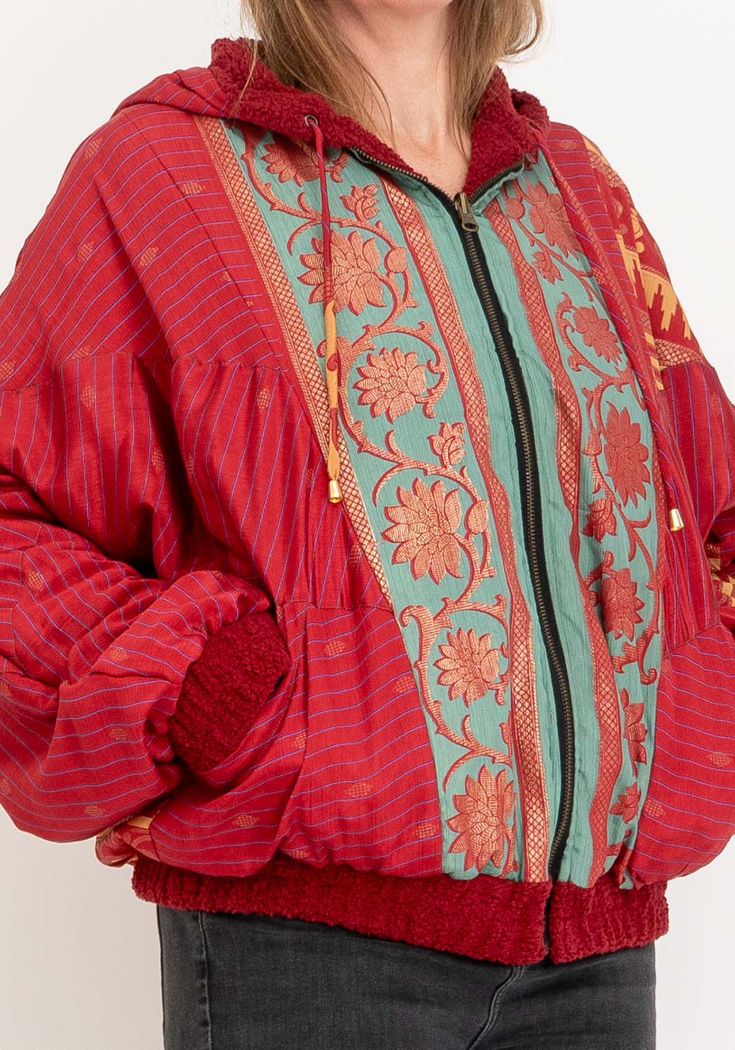 Dunkelrote Teddy-Wendejacke mit Sari-Details