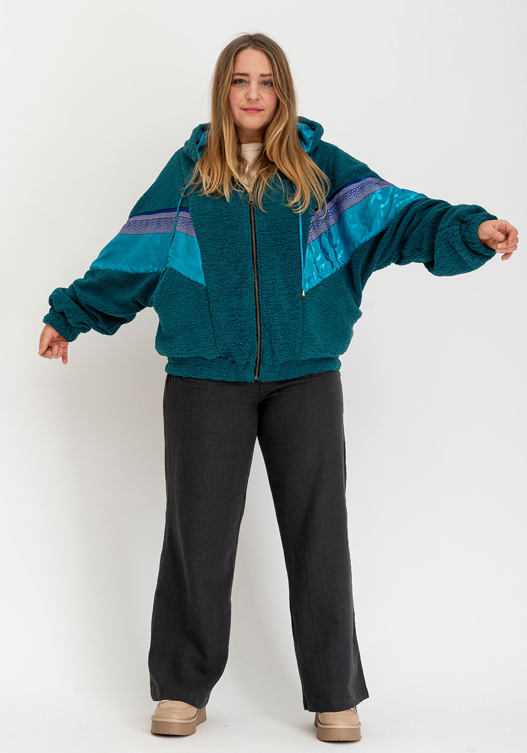 Oversize Teddyjacke mit Petrol-Basis und Sari-Kontrast
