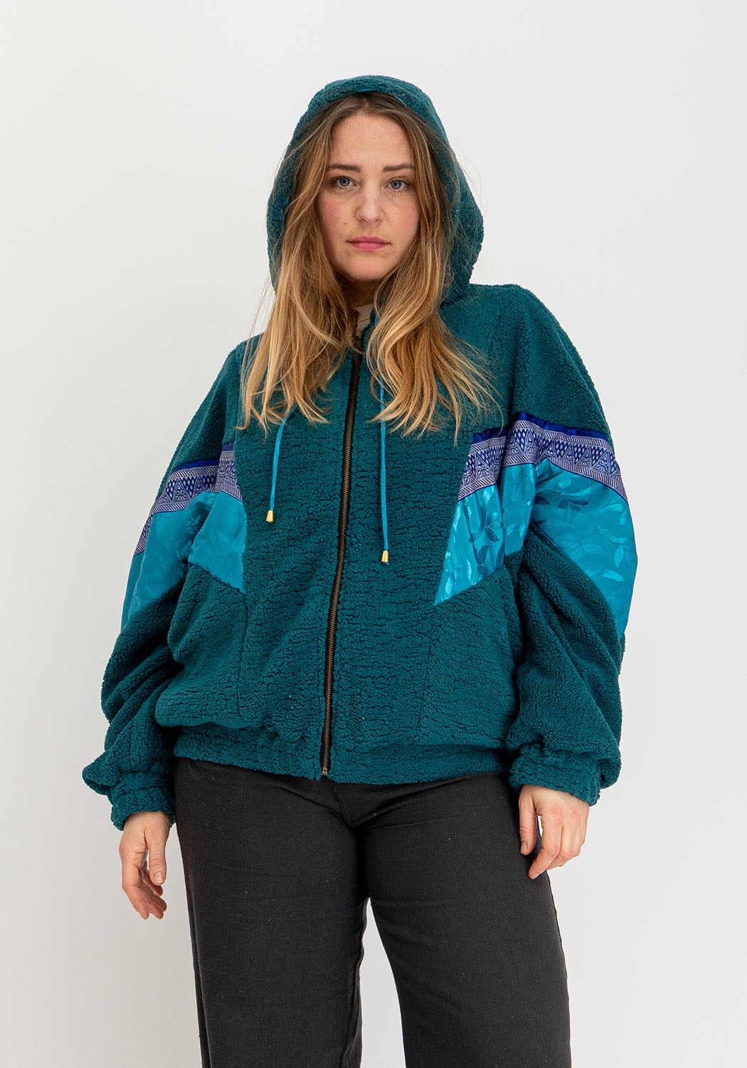 Oversize Teddyjacke mit Petrol-Basis und Sari-Kontrast