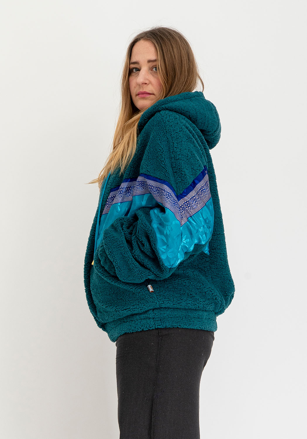 Oversize Teddyjacke mit Petrol-Basis und Sari-Kontrast