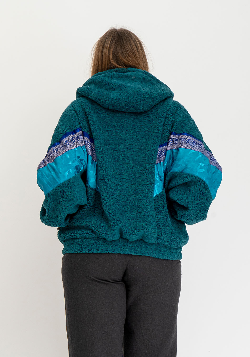 Oversize Teddyjacke mit Petrol-Basis und Sari-Kontrast