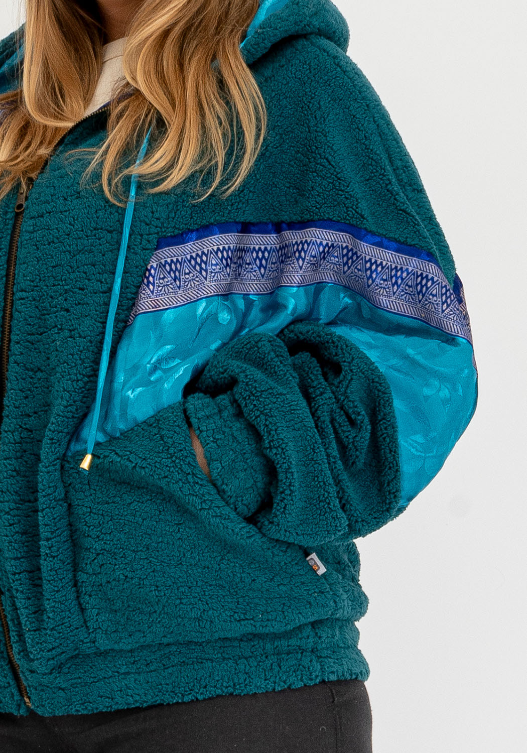 Oversize Teddyjacke mit Petrol-Basis und Sari-Kontrast