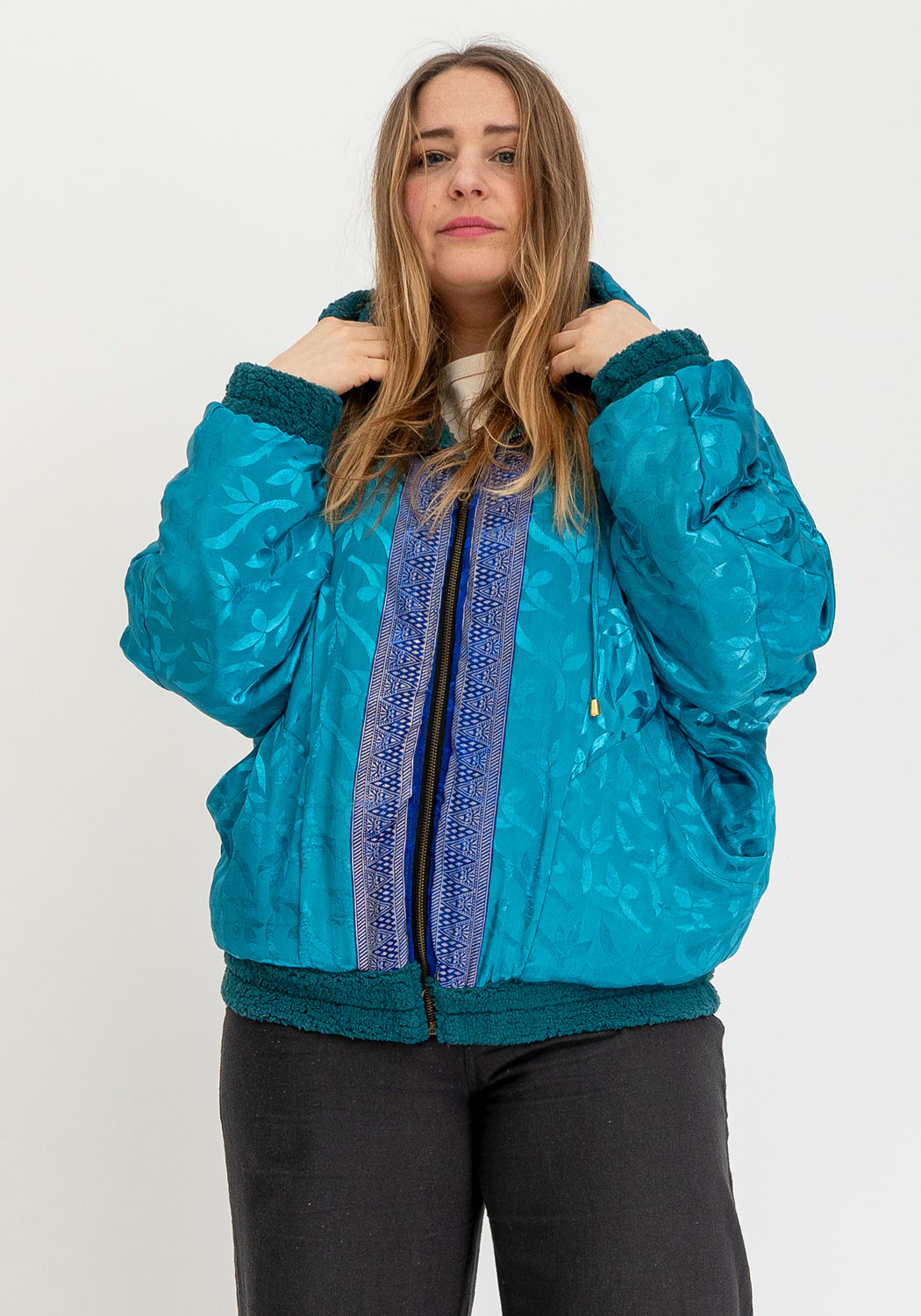 Oversize Teddyjacke mit Petrol-Basis und Sari-Kontrast