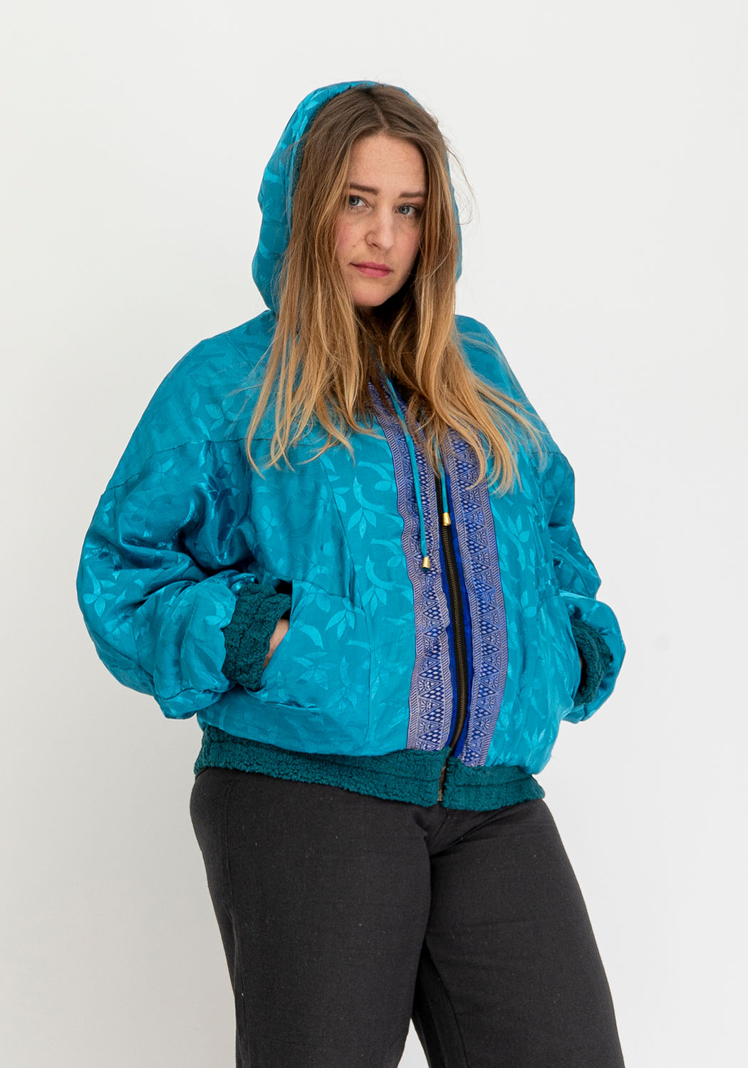 Oversize Teddyjacke mit Petrol-Basis und Sari-Kontrast