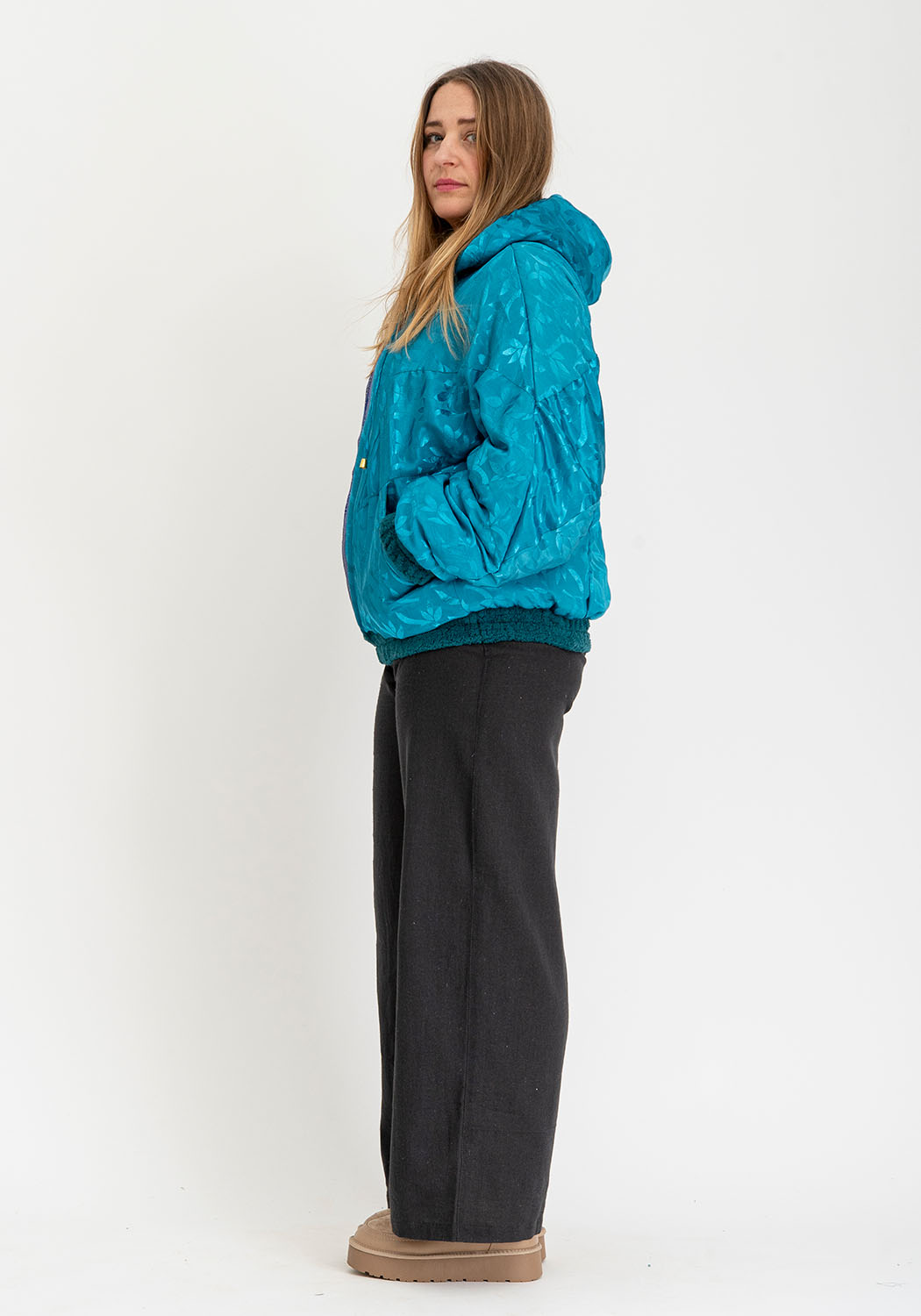 Oversize Teddyjacke mit Petrol-Basis und Sari-Kontrast