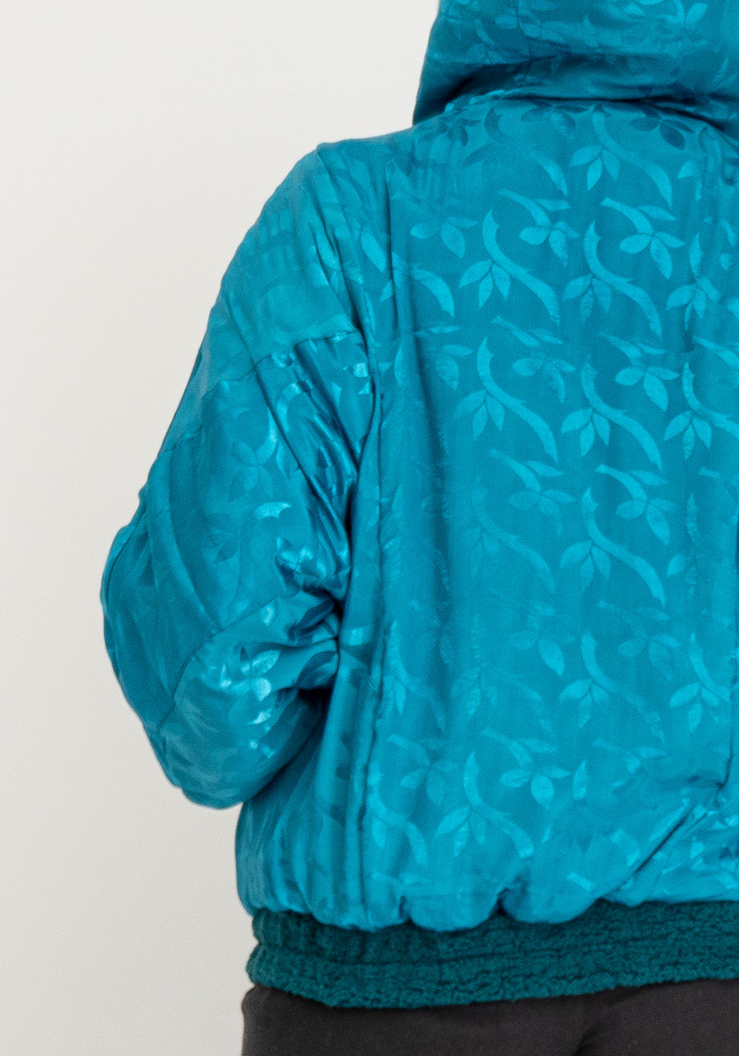 Oversize Teddyjacke mit Petrol-Basis und Sari-Kontrast