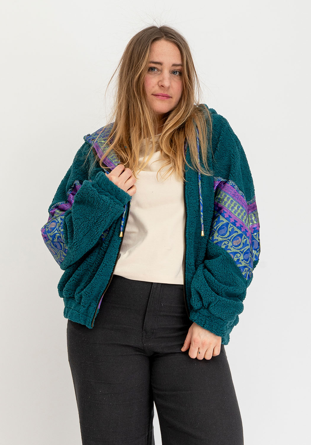 Wendbare Teddyjacke in Petrol mit Ausdrucksstarken Sari-Panels