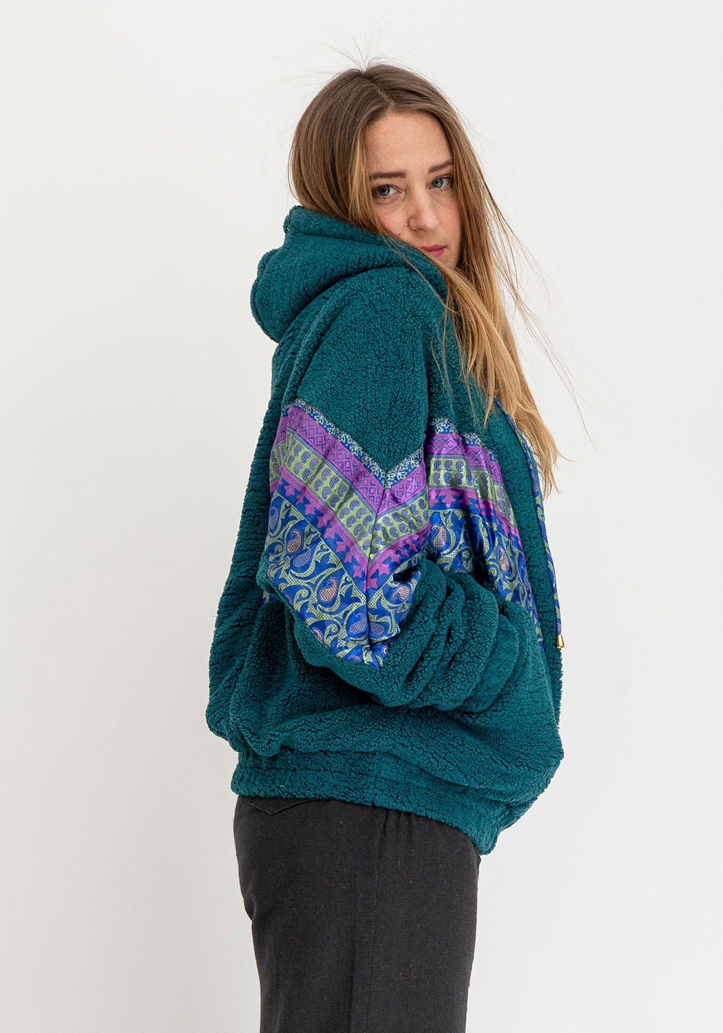Wendbare Teddyjacke in Petrol mit Ausdrucksstarken Sari-Panels