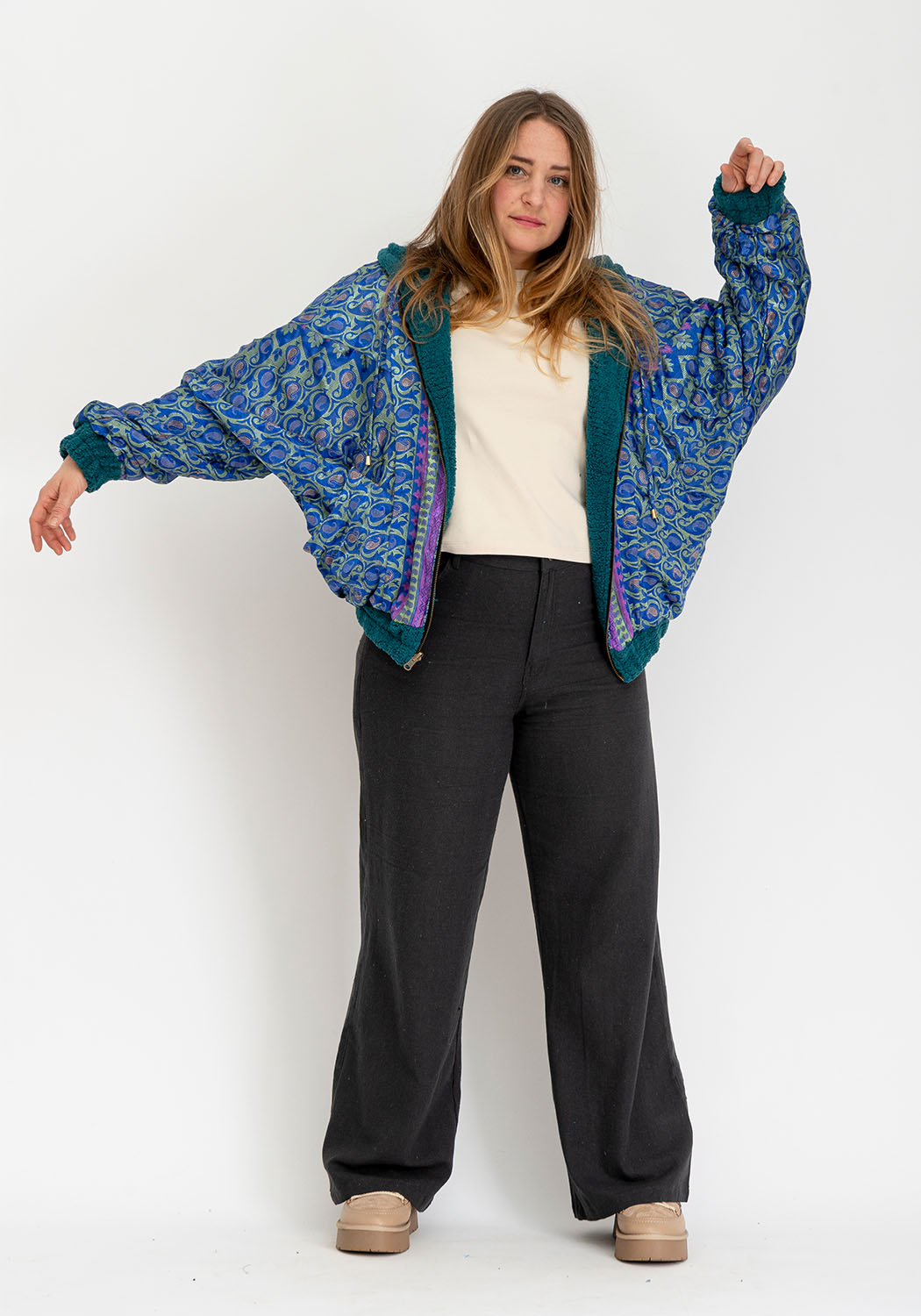 Wendbare Teddyjacke in Petrol mit Ausdrucksstarken Sari-Panels