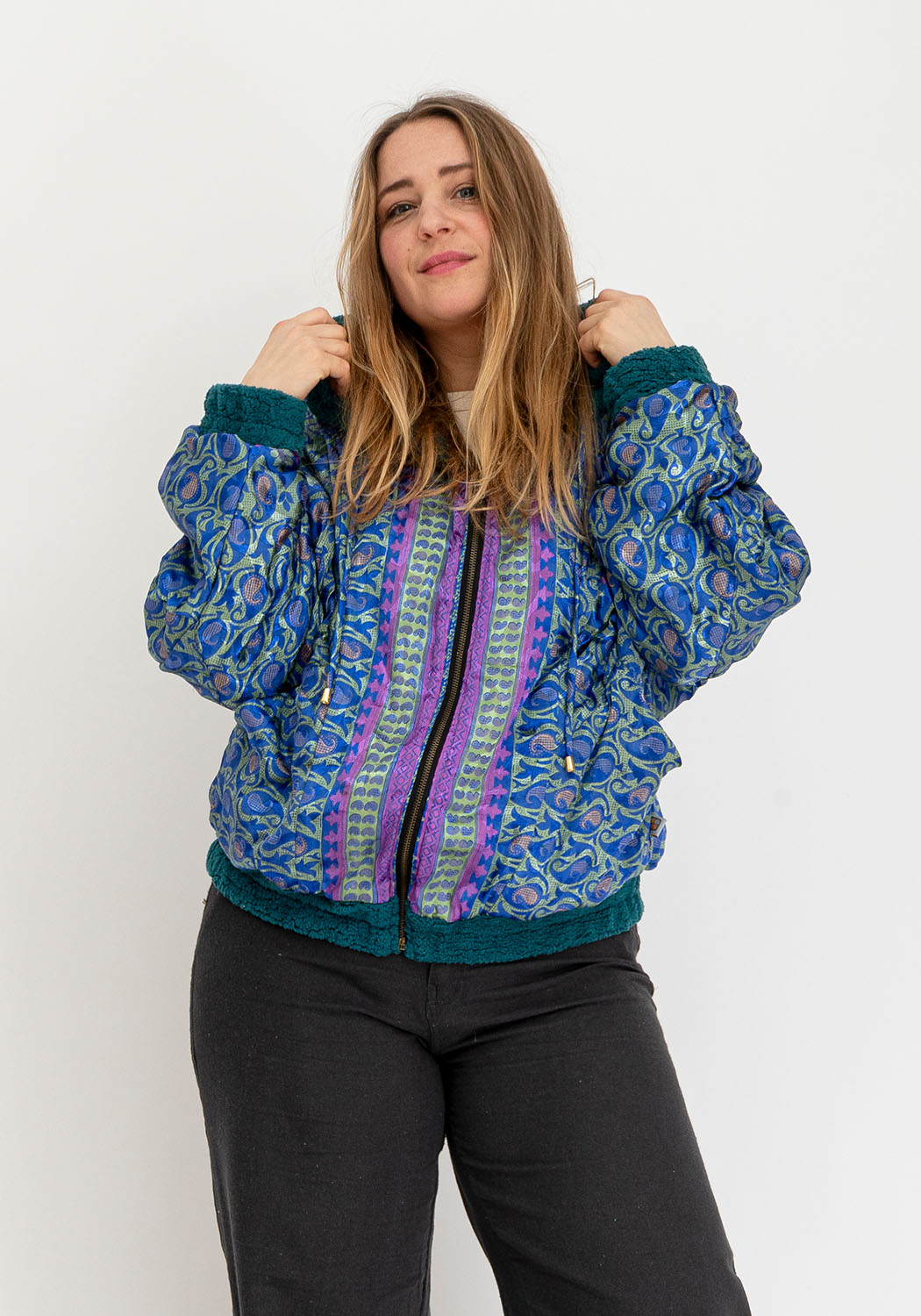 Wendbare Teddyjacke in Petrol mit Ausdrucksstarken Sari-Panels