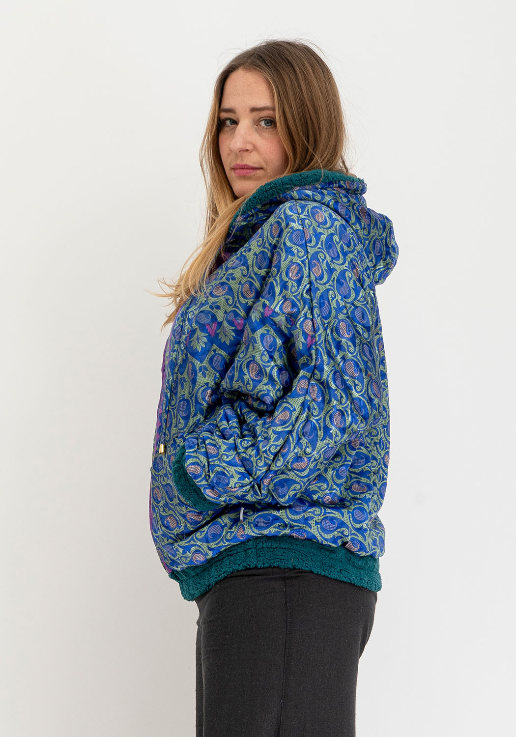 Wendbare Teddyjacke in Petrol mit Ausdrucksstarken Sari-Panels