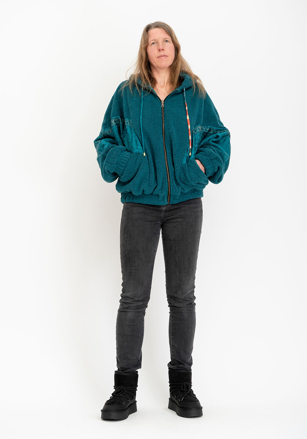 Teddyjacke in Petrol mit Kapuze und Wendbarer Sari-Seite