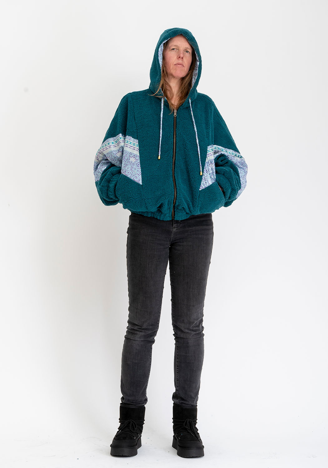 Petrol Teddyjacke mit Markanten Sari-Details