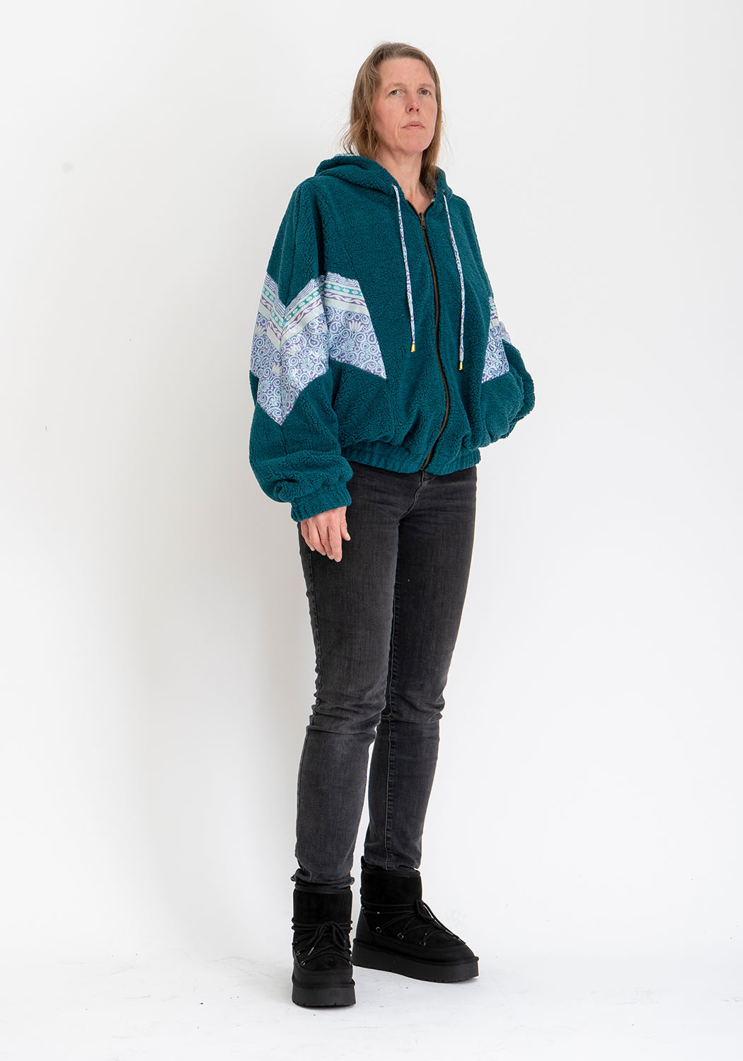 Petrol Teddyjacke mit Markanten Sari-Details