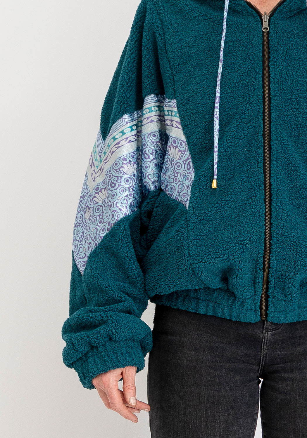 Petrol Teddyjacke mit Markanten Sari-Details