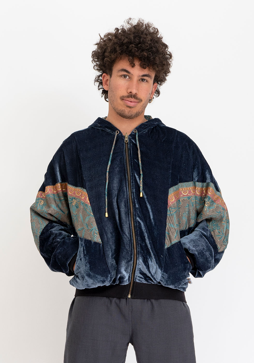 Wendbare Samtjacke in Grau mit Sari-Paneelen
