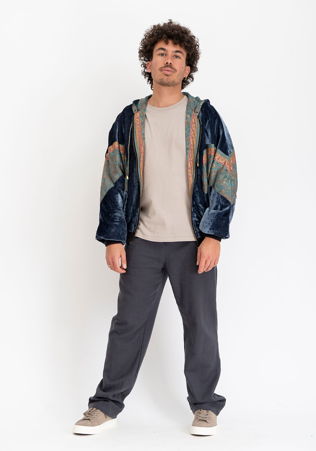 Wendbare Samtjacke in Grau mit Sari-Paneelen