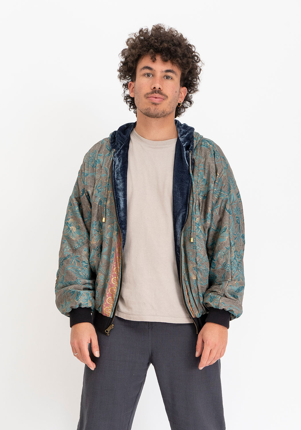 Wendbare Samtjacke in Grau mit Sari-Paneelen