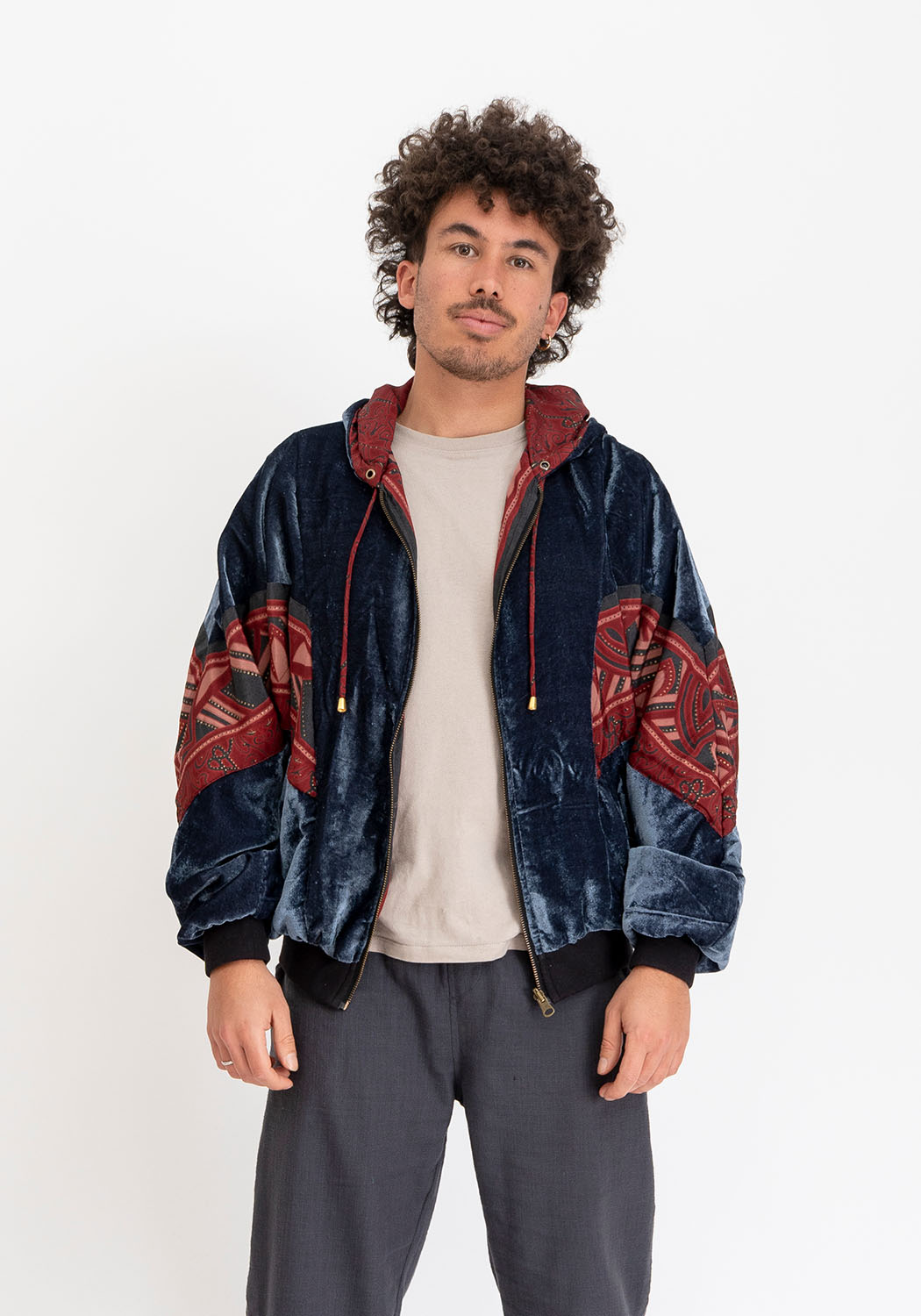 Graue Samtjacke mit Kapuze und Sari-Seite