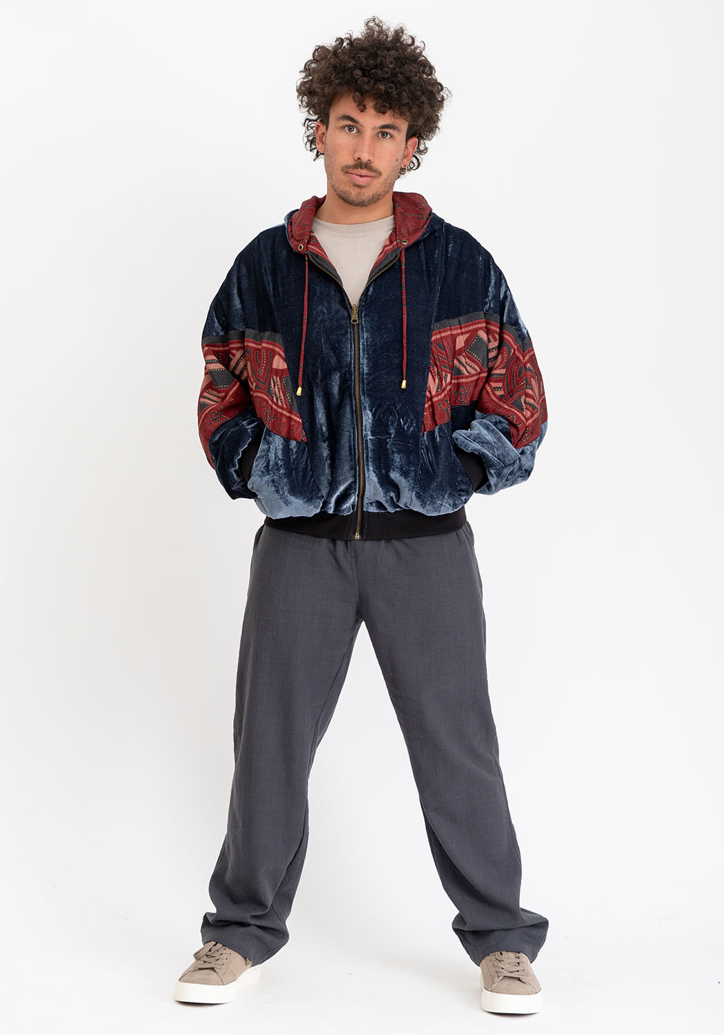 Graue Samtjacke mit Kapuze und Sari-Seite