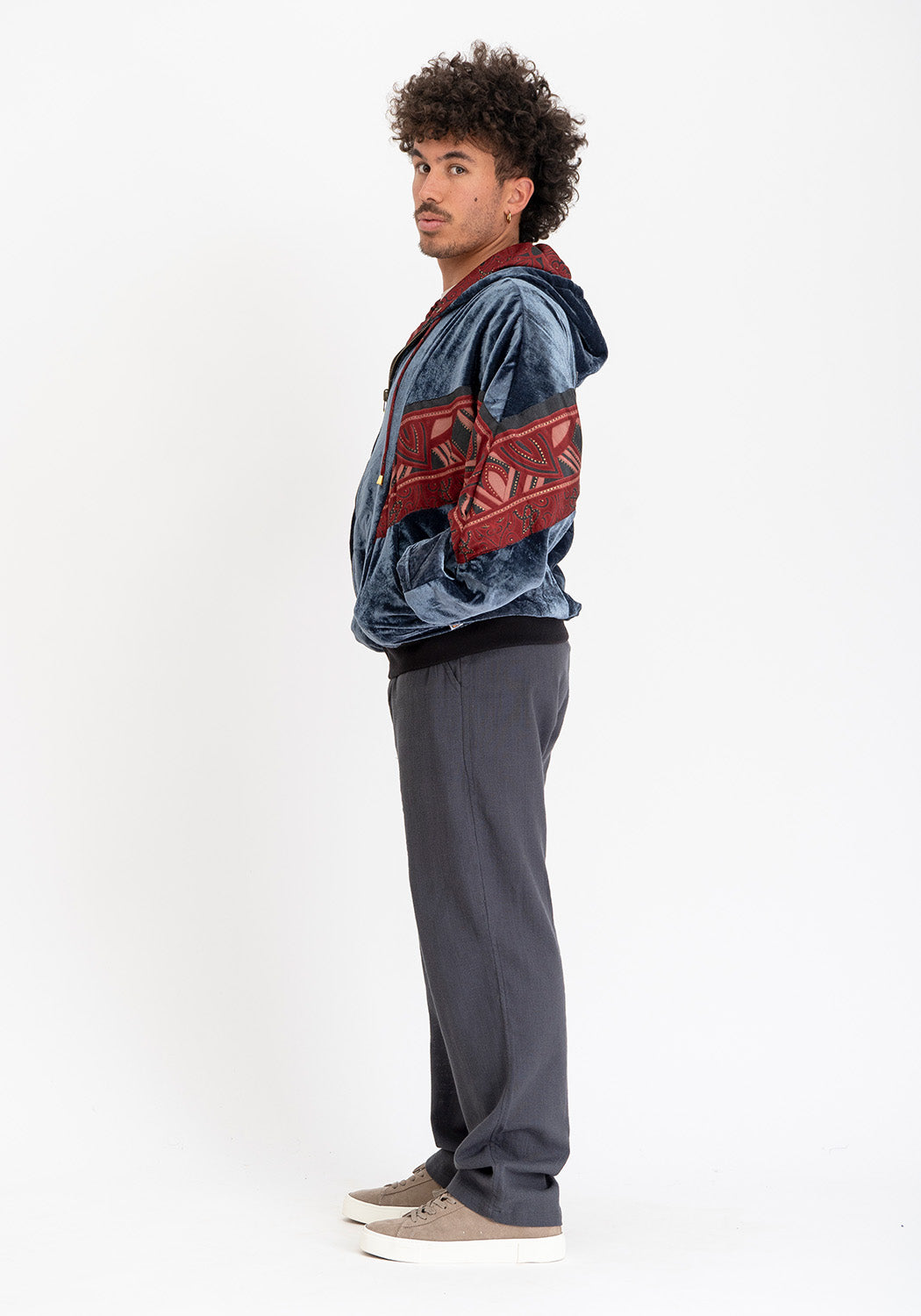 Graue Samtjacke mit Kapuze und Sari-Seite