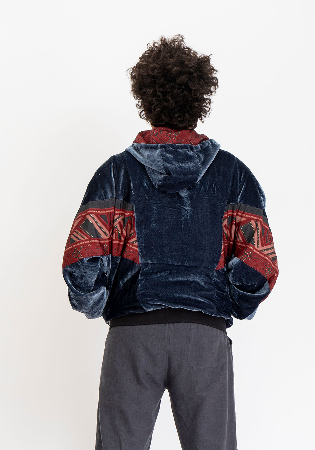 Graue Samtjacke mit Kapuze und Sari-Seite