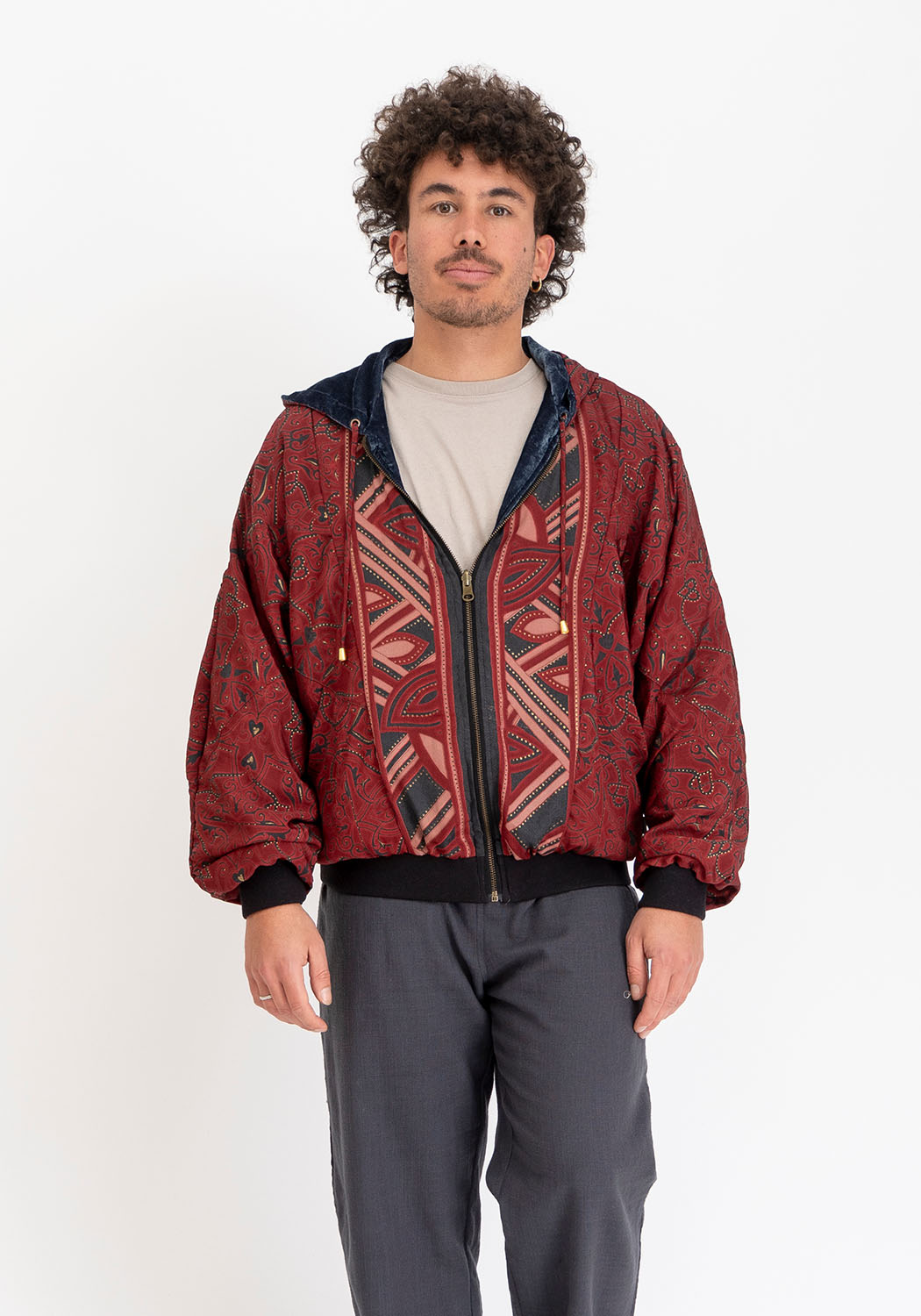 Graue Samtjacke mit Kapuze und Sari-Seite