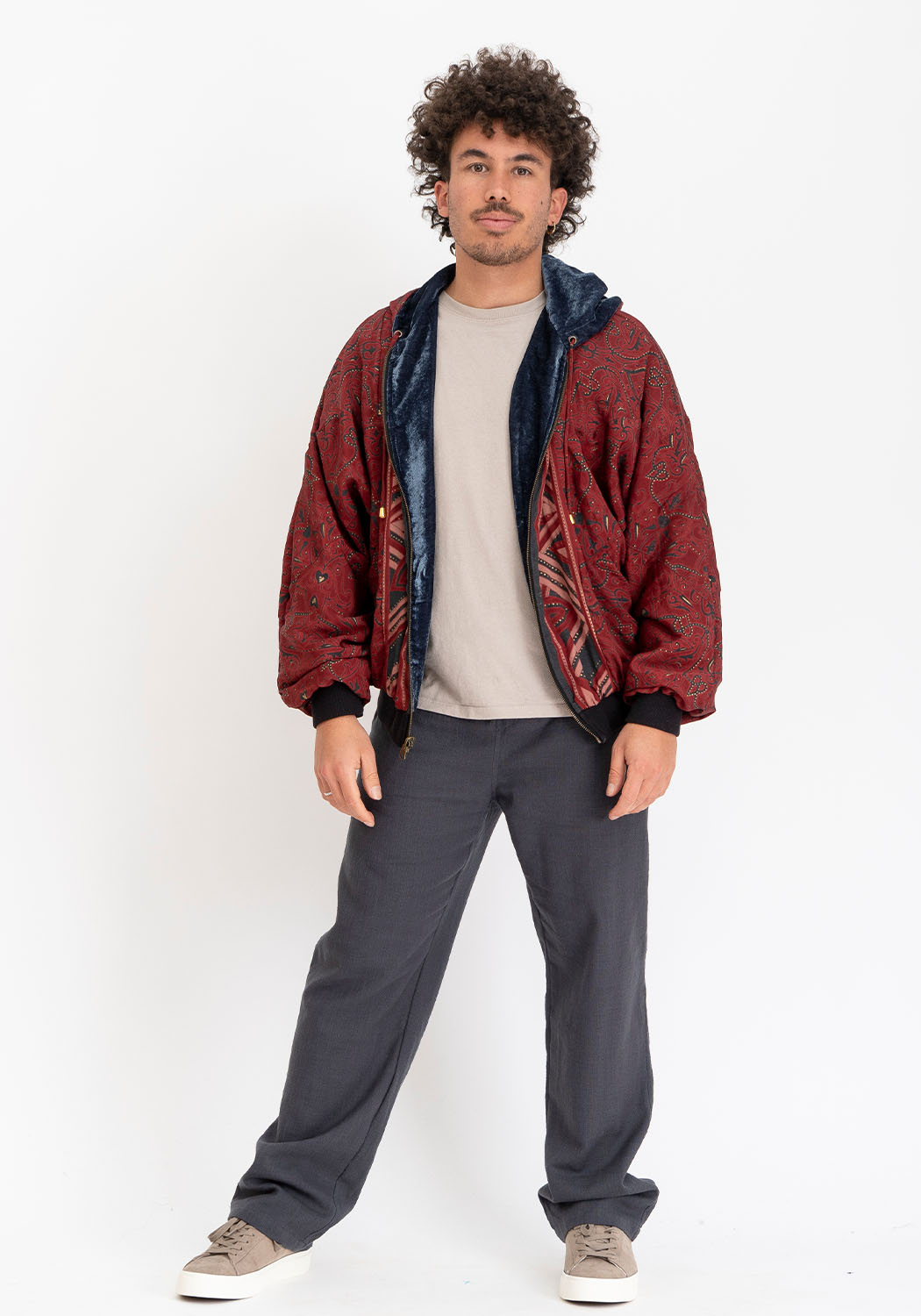 Graue Samtjacke mit Kapuze und Sari-Seite